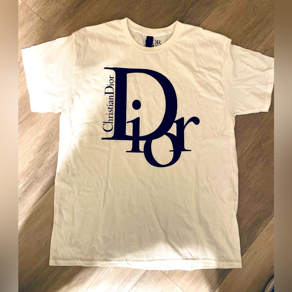 CHRISTIAN DIOR WHITE TEE SHIRT SZ LARGE 22 WIDTH 30”LENGTH